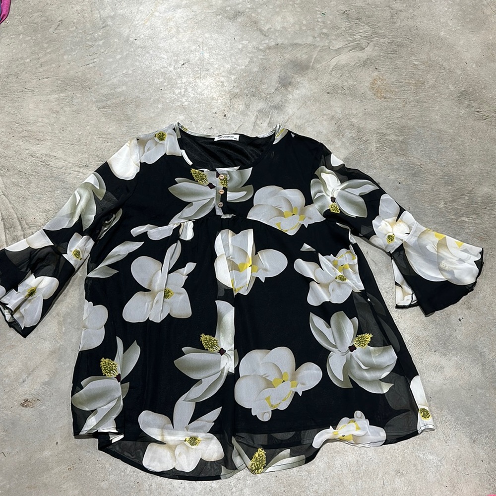 Jczhwqu brand Black w/white n yellow flowers top / Size‎ 2XL / A-68